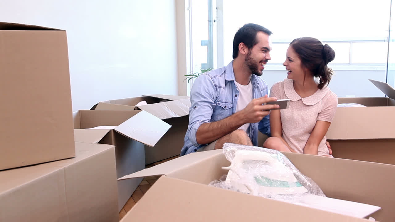 pareja atractiva tomando una selfie juntos