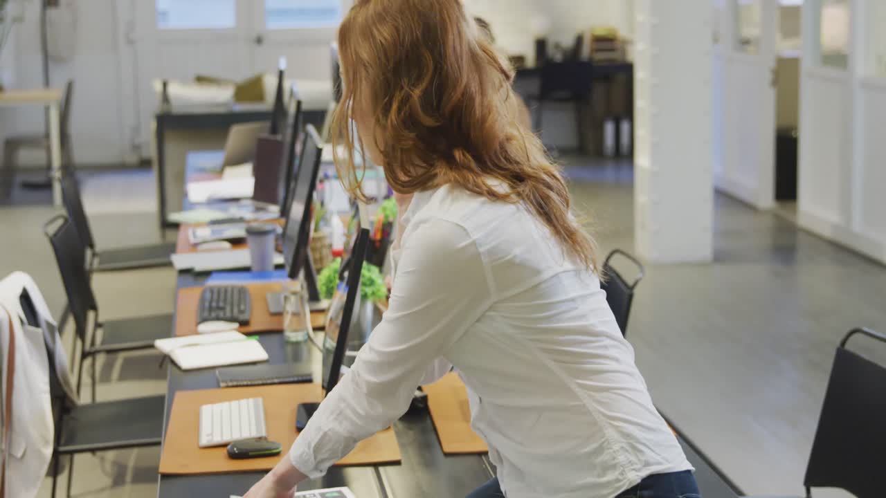 бизнес-леди по телефону в современном офисе