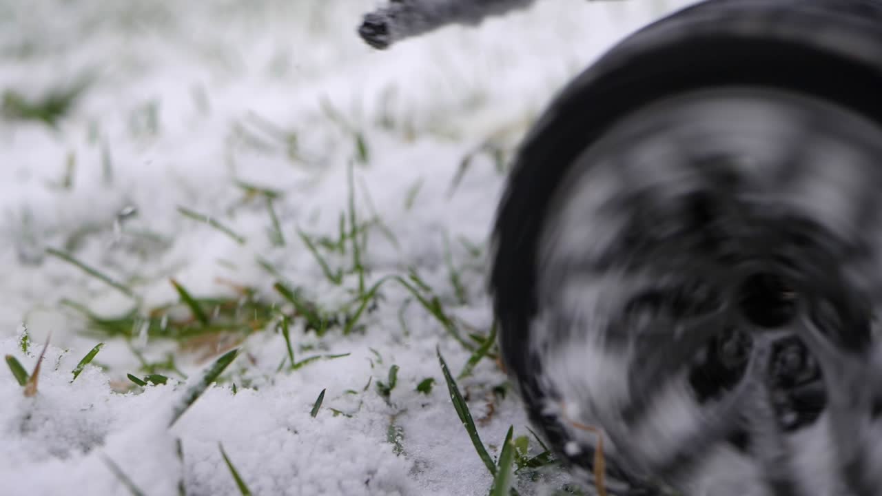 눈에서 시작하는 rc 경주용 자동차 타이어를 닫습니다