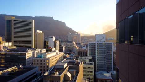 Un-Lapso-De-Tiempo-De-Movimiento-De-La-Puesta-De-Sol-En-Ciudad-Del-Cabo,-Sudáfrica-Con-La-Montaña-De-La-Mesa-Y-La-Cabeza-De-León-En-El-Fondo