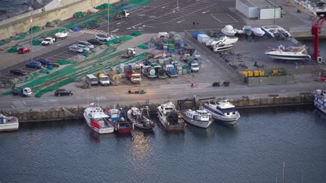 Blanes-Stadt-An-Der-Costa-Brava-In-Spanien,-Touristische-Strandstadt-Sonnenuntergang-Und-Nachtbilder-Marina-Und-Fischerhafen-Festgemachte-Boote-Fischerboote