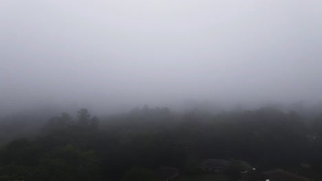 imágenes aéreas de drones de una mañana nublada