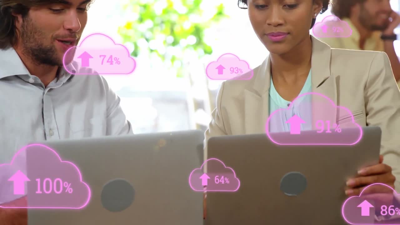 animación de iconos de nube con un porcentaje creciente sobre hombres y mujeres diversos discutiendo en la oficina.