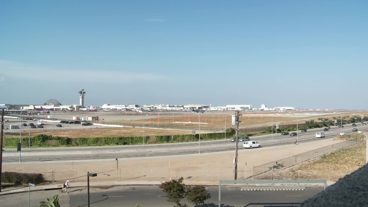 로스 앤젤레스 국제 공항에서 비행기 이륙 및 택시의 넓은 샷