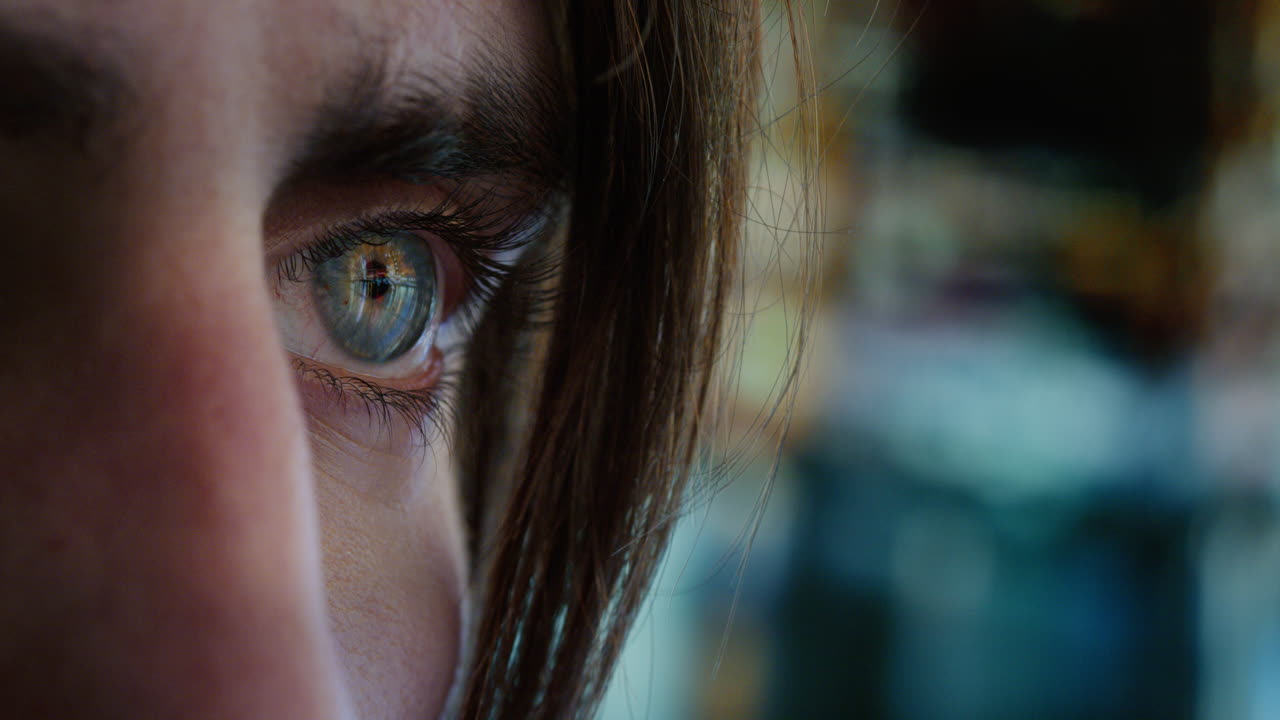 hermoso ojo macro mirando las luces de la ciudad reflejándose en el iris hermoso horizonte urbano por la noche de cerca