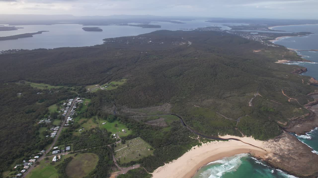 오스트레일리아 nsw의 캐서린 힐 베이 (catherine hill bay) 의 미들 캠프 비치 (middle camp beach) 와 교외의 공중 촬영
