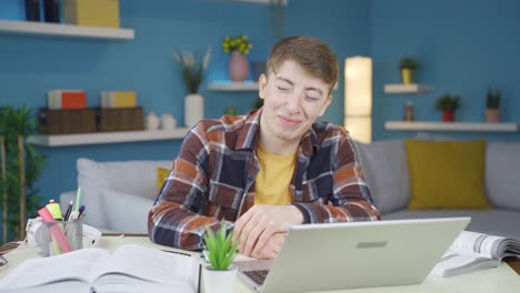 un estudiante deprimido mirando a la cámara.
