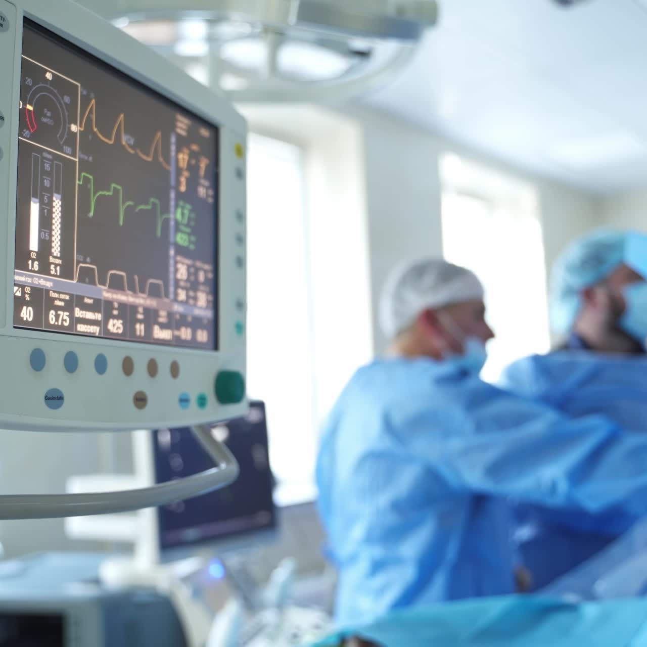 Primo piano del battito cardiaco sullo schermo. Immagine del monitor ECG in sala operatoria durante un intervento chirurgico.