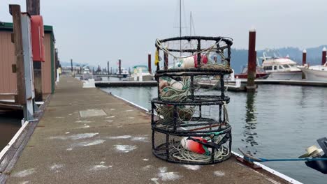 trampas de cangrejo apiladas en el muelle junto al río siuslaw en florencia, oregón