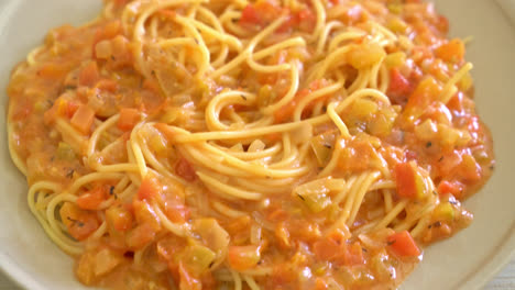 pasta espagueti con salsa cremosa de tomate o salsa rosa