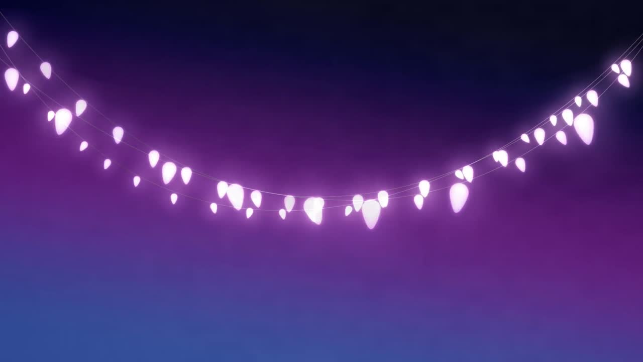 una cadena brillante de luces de hadas sobre un fondo púrpura