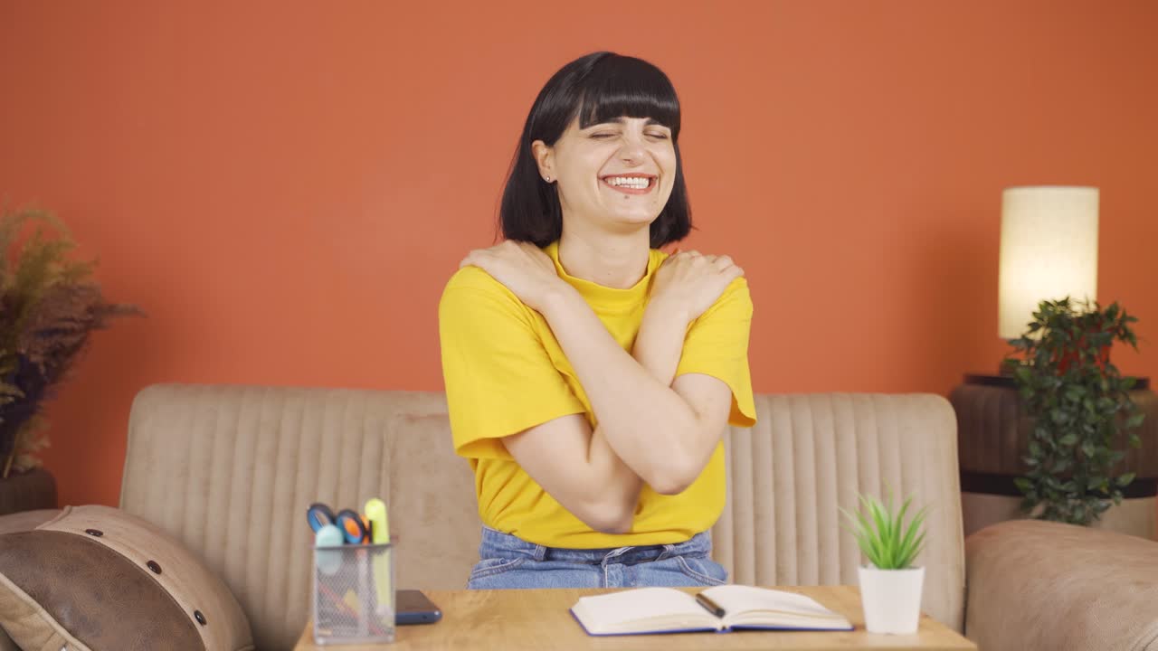 la mujer abraza la cámara.