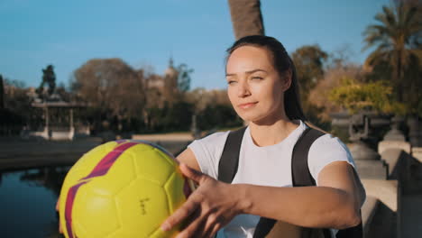 hermosa jugadora de fútbol femenino al aire libre.