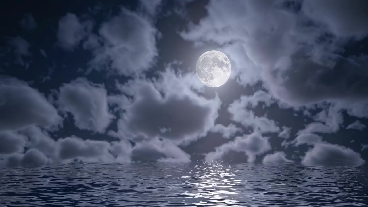 Luna llena brillando sobre las tranquilas y oscuras aguas del océano por la noche