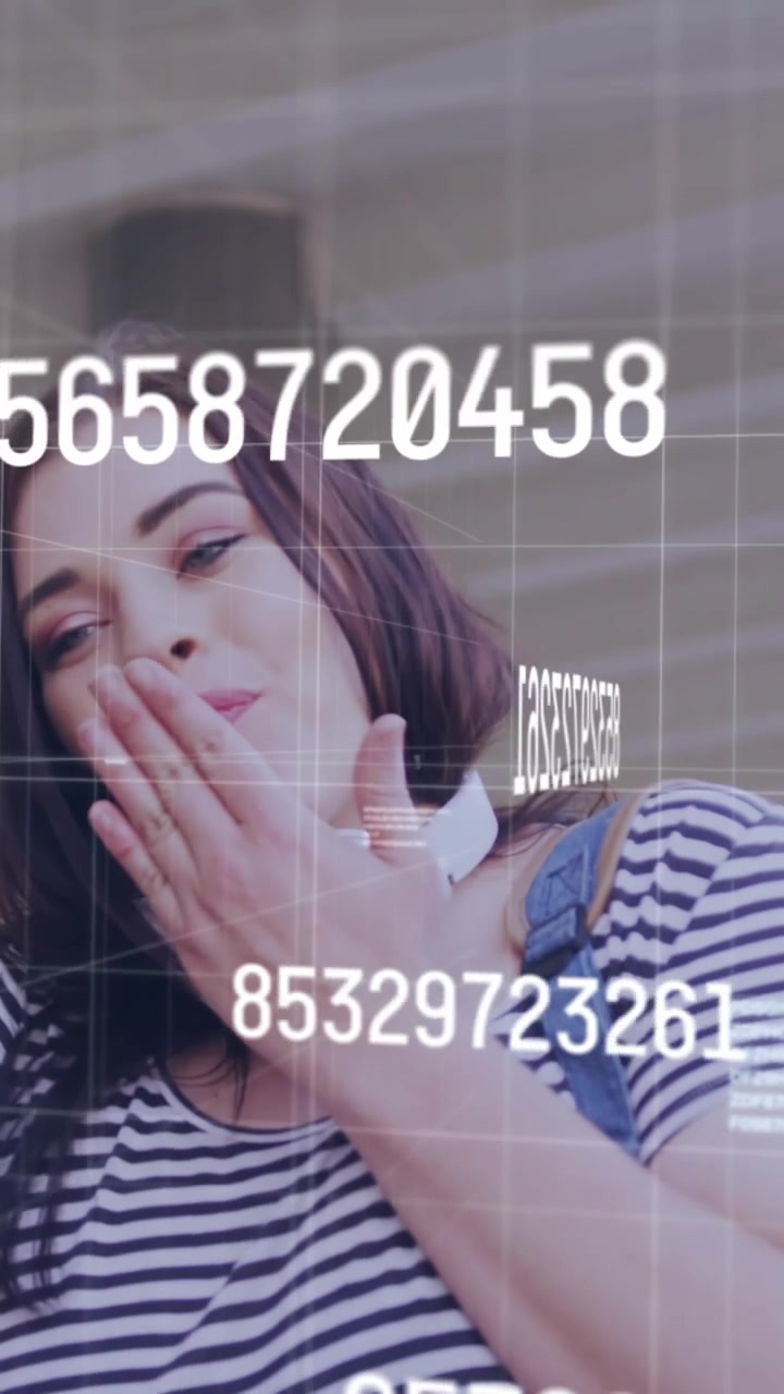 Animazione di numeri in evoluzione su donna caucasica che fa una videochiamata sullo smartphone per strada