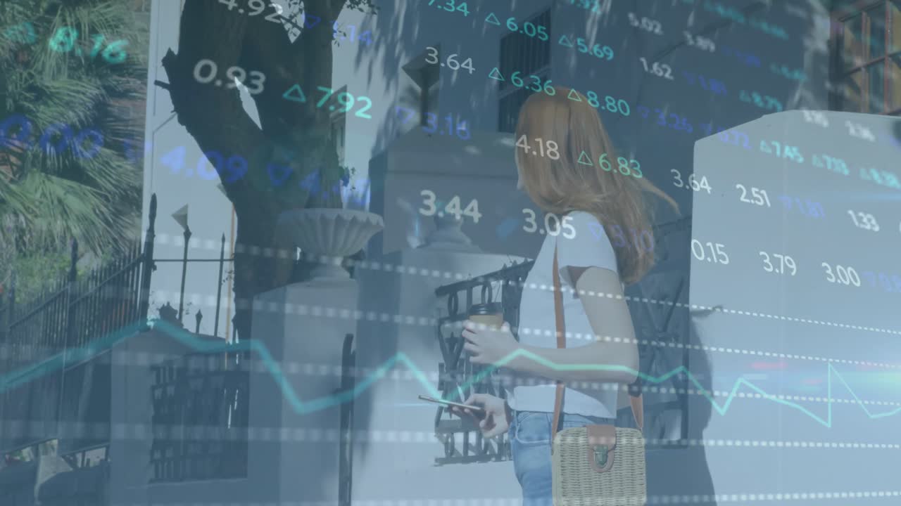 코카시안 여성이 커피를 들고 스마트폰을 사용하는 상거래 보드의 애니메이션