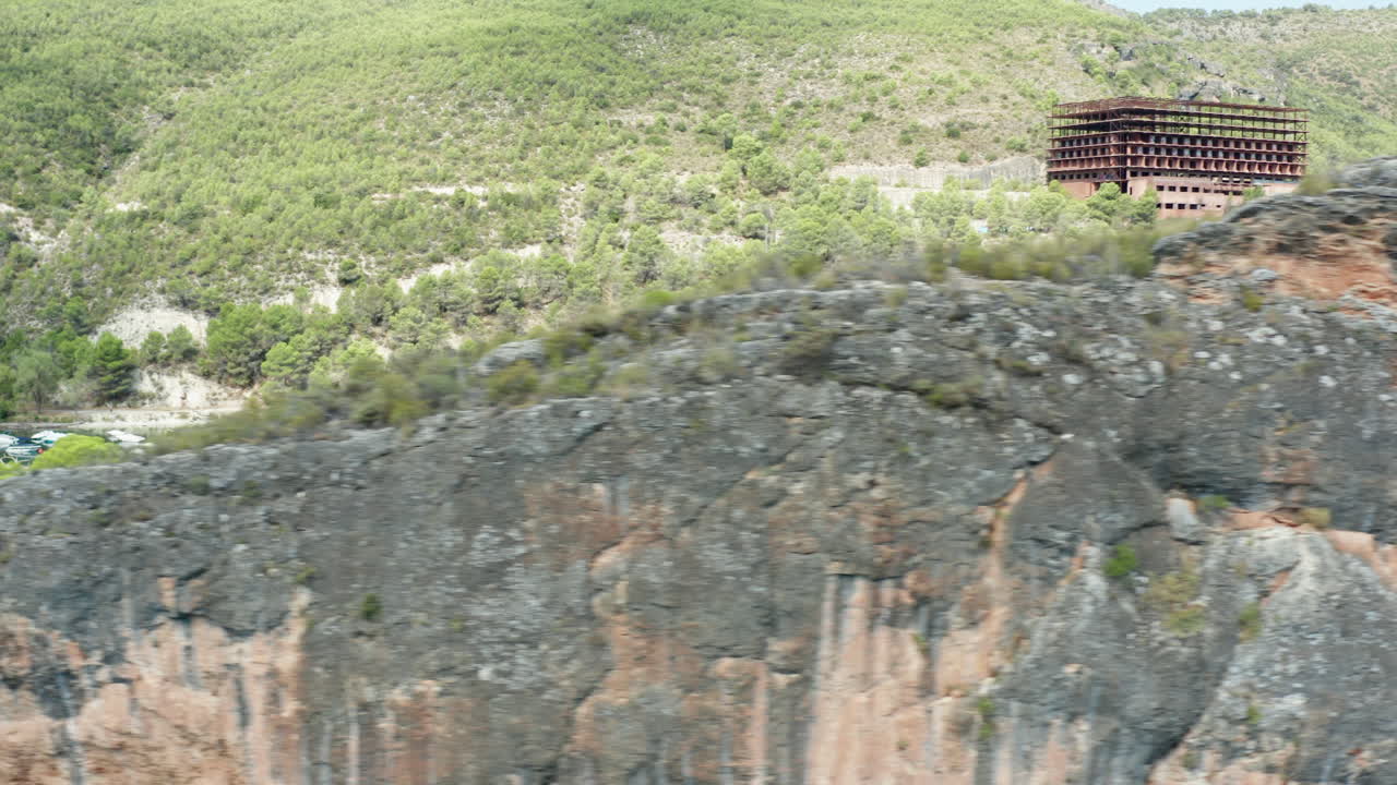 hotel abandonado y próspero puerto deportivo en el lago de bolarque sapin