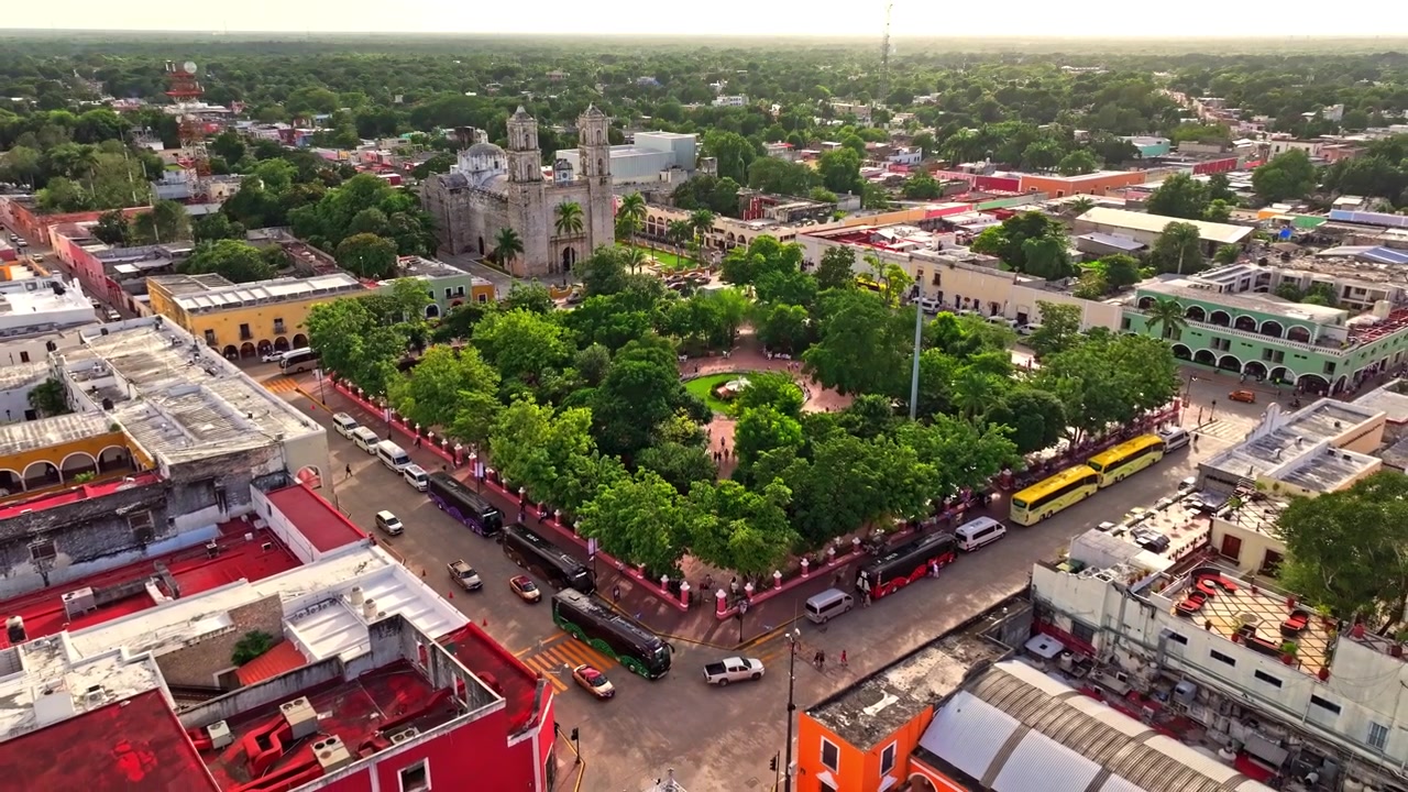 Veduta aerea della piazza centrale e della chiesa di Valladolid, Messico, con giardini alberati e strade coloniali che si irradiano attraverso il centro storico.