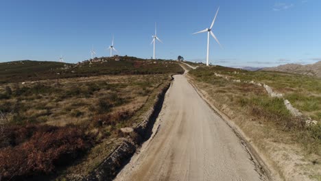 Carretera-De-Montaña-Con-Vista-Aérea-De-Turbinas-Eólicas.