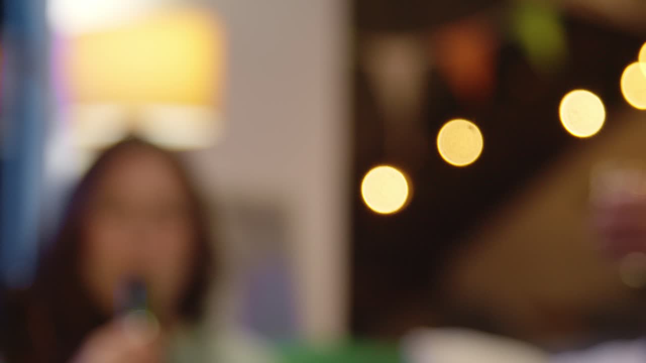 집이나 술집에서 친구들과 함께 성 패트릭의 날 파티를 축하하고 알코올을 마시며 환호합니다.