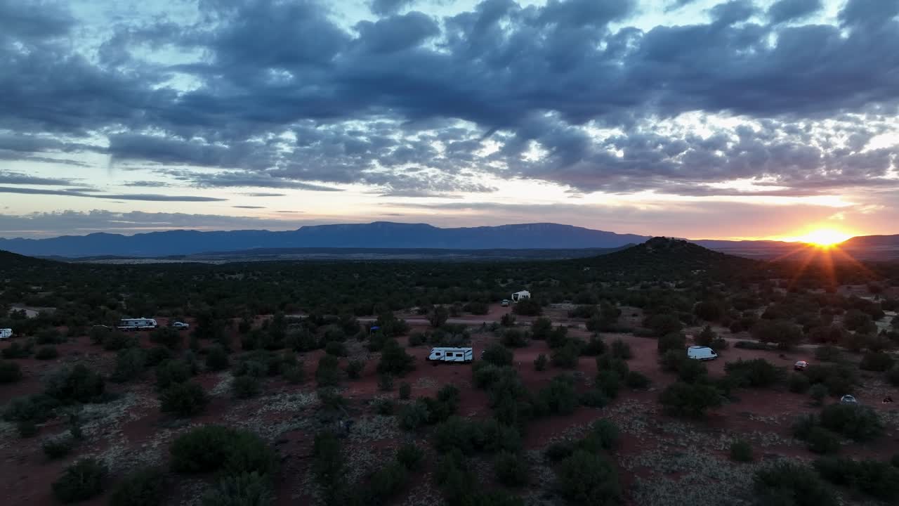 Cielo drammatico al tramonto sulla foresta desertica con camper nel campeggio a Sedona, Arizona