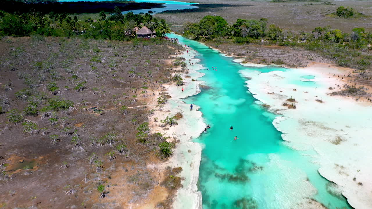 bacalar mexico의 맑고 푸른 바다에서 사람들의 드론 샷 공개