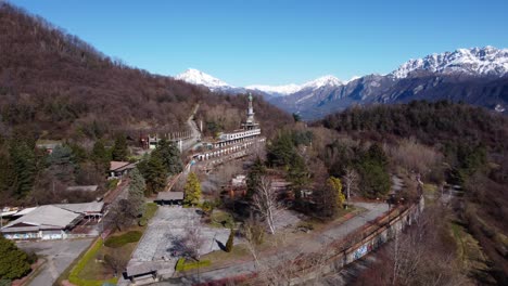 vista aérea sobre la ciudad fantasma de consonno en el municipio de olginate de la provincia de lecco