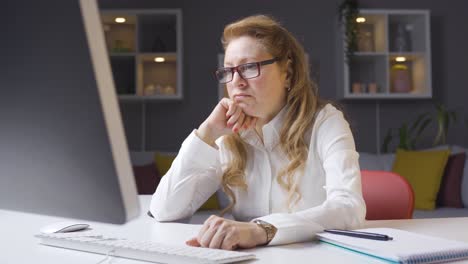 Nachdenkliche-Reife-Frau,-Die-Im-Heimbüro-Arbeitet.