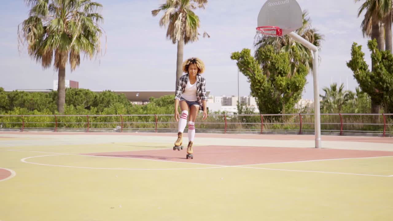 한쪽 다리로 균형을 잡는 롤러스케이트 선수