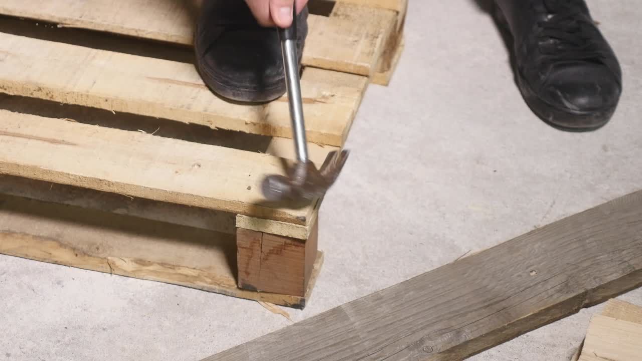 il dipendente rompe il martello in mano quando cerca di martellare un chiodo
