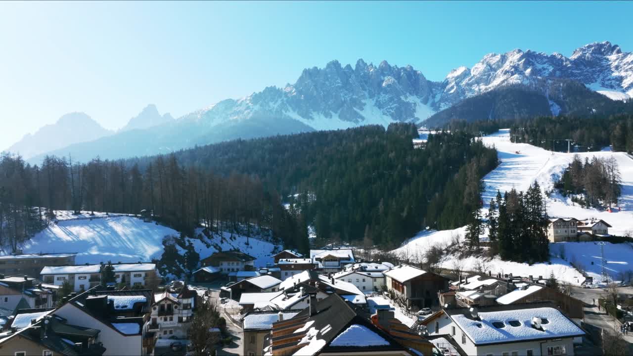 vista aérea de la ciudad alpina de san candido en italia.