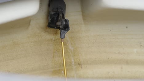 el flujo insuficiente de agua potable sale del grifo