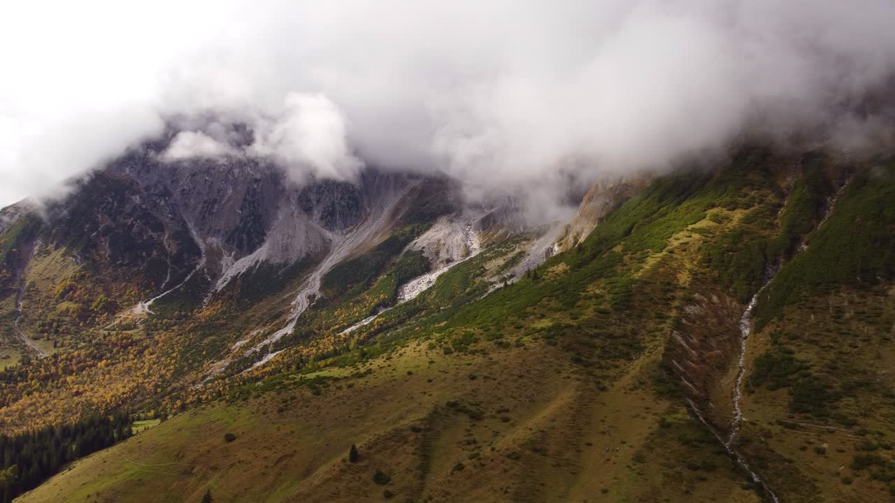 vista aérea montañosa de hochkonig, los alpes austriacos y el bosque, deslizador, día