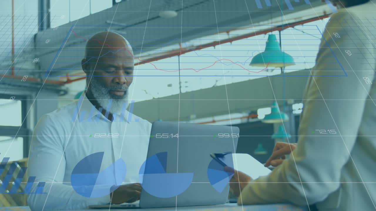 Animation de traitement de données statistiques sur fond d'homme senior afro-américain utilisant un ordinateur portable au bureau.