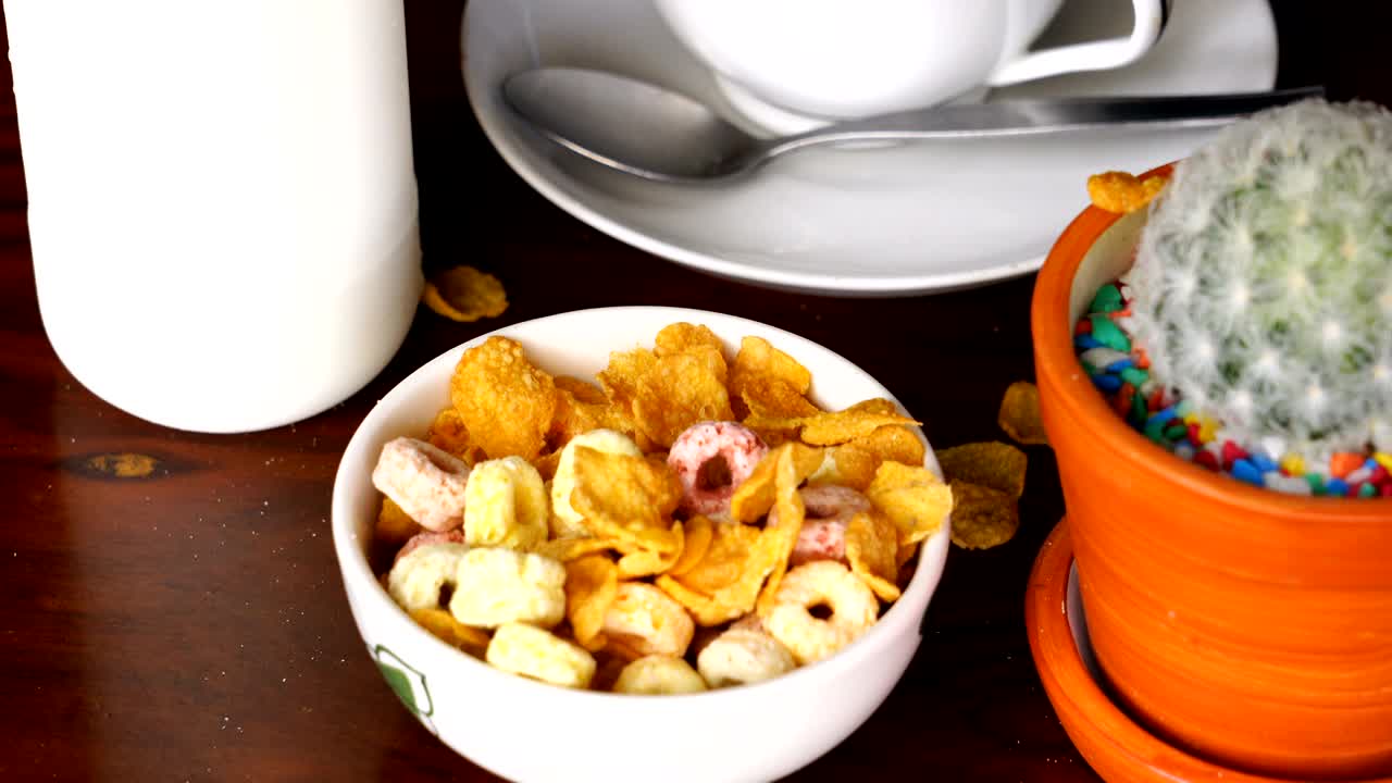 verter copos de maíz y bucles de frutas en un cuenco blanco