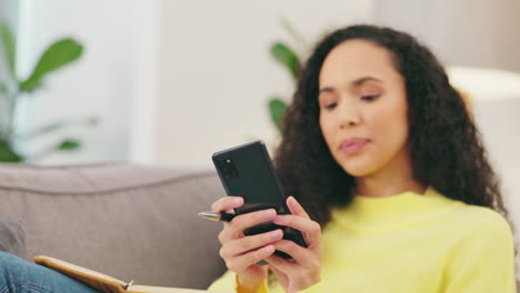 Woman-relax-on-sofa-with-notebook