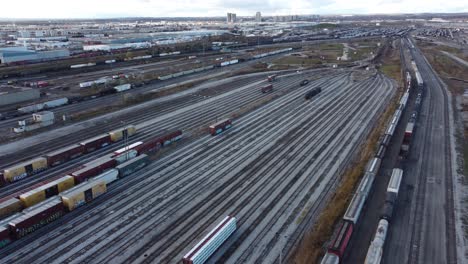 Vista-Aérea-Pasando-Por-Encima-De-Las-Vías-Del-Patio-Del-Ferrocarril-Macmillan-Vaughan,-Canadá,-Dolly-Izquierda