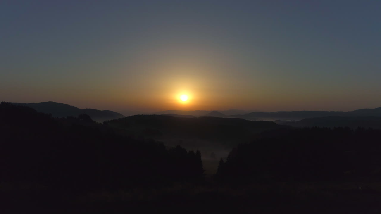amanecer de verano en las montañas