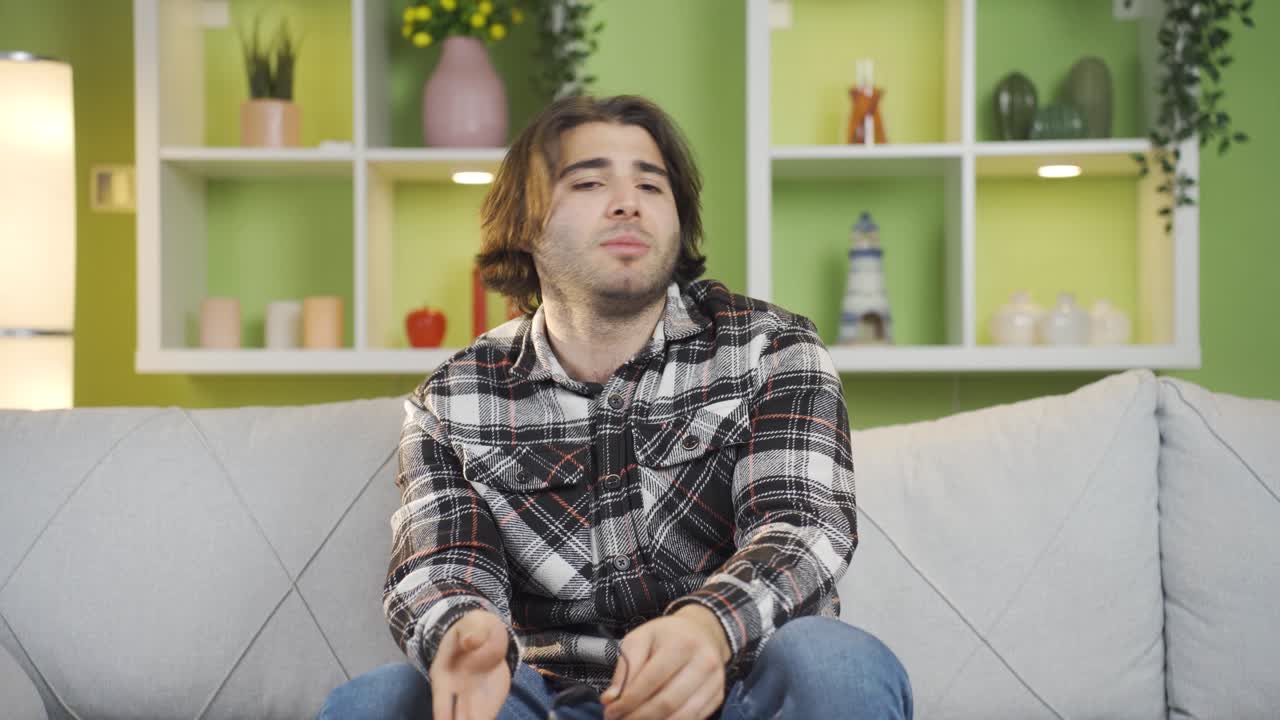 Giovane uomo depresso e con disturbi di personalità, triste a casa