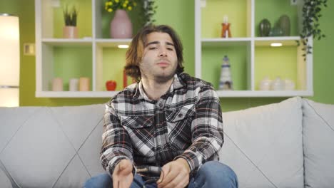 hombre joven deprimido y con trastornos personales siendo triste en casa.