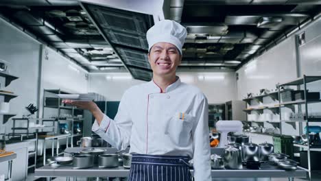 chef sosteniendo un plato en una cocina moderna
