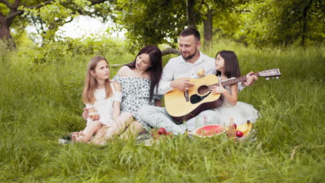 picnic familiar en un parque