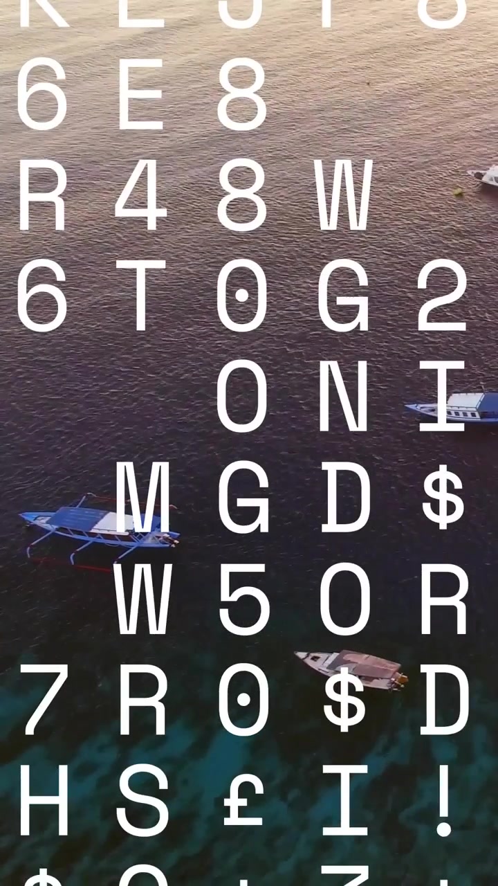 Video verticale: Griglia di codice che parte dai dati scorrendo sul mare, oscurando le barche e mostrando tecnologia.