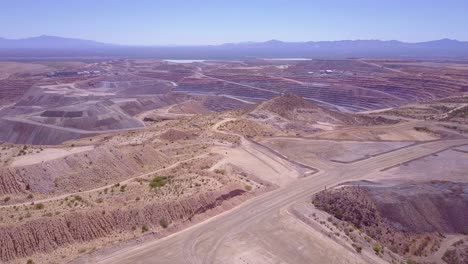 Una-Antena-Sobre-Una-Vasta-Mina-A-Cielo-Abierto-En-El-Desierto-De-Arizona-3