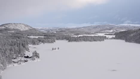 Vista-Panorámica-Aérea-Del-Paisaje-Rural-En-Un-Ambiente-Invernal