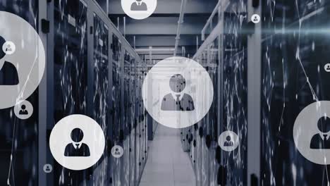 animación de iconos de perfil sobre puntos conectados y destellos de lentes en los bastidores de servidores de datos en la sala de servidores