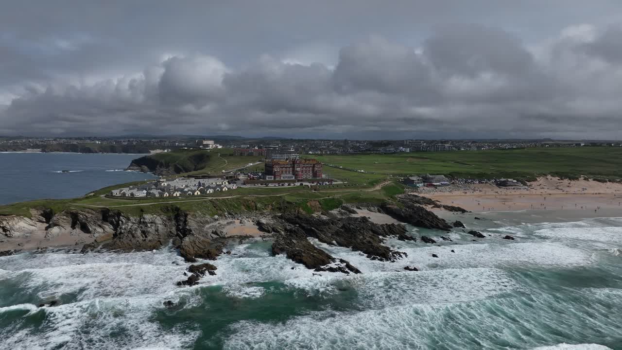 tomada aérea del hotel headlands con la playa de fistral además, newquay