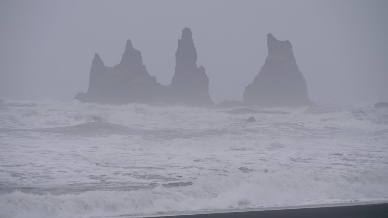 정적, 샷, 북극해, 흐리고 폭풍우가 치는 날, 아이슬란드 남부 해안의 다이아몬드 해변 섬에서 검은 절벽을 치는 파도