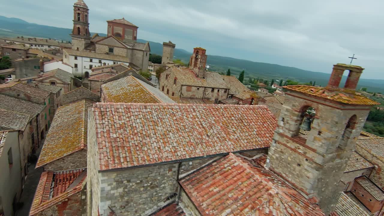 volando a través de la ciudad medieval de lucignano en la toscana