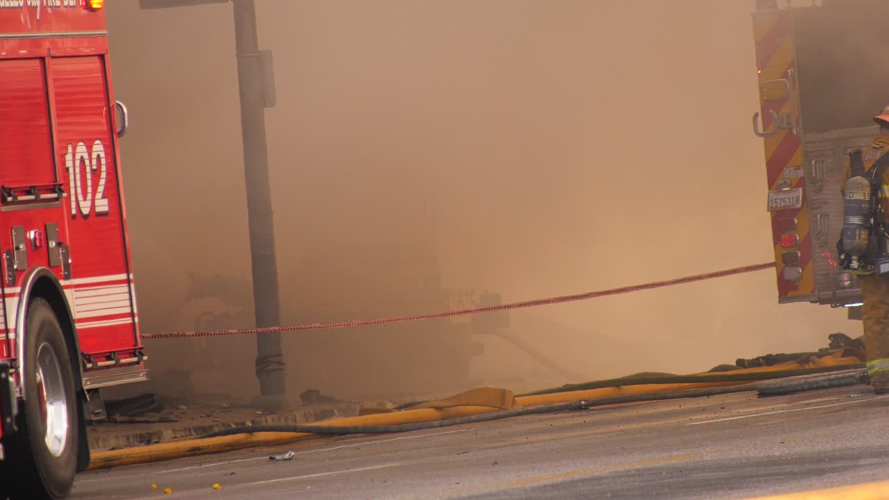 bombero caminando entre el humo